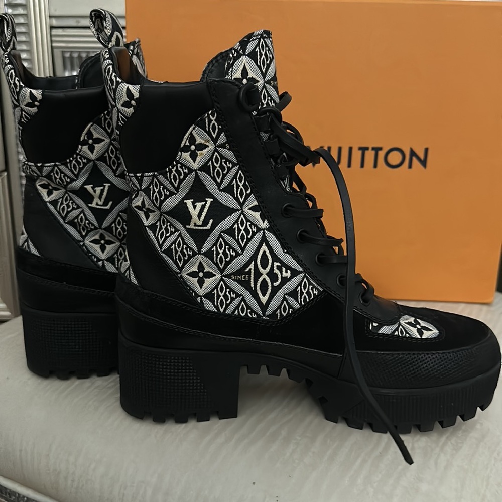 Louis Vuitton
Lauréate leather boots size 37.5 - Picture 4 of 9